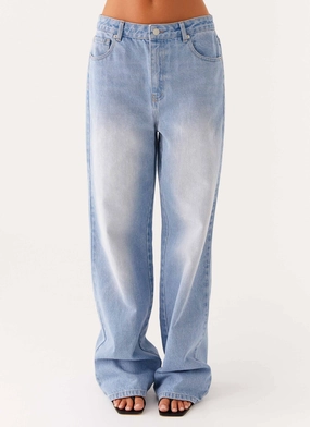Faded Wash Timeless Edge Back Again Straight Leg Denim Jeans - Light Wash Blue