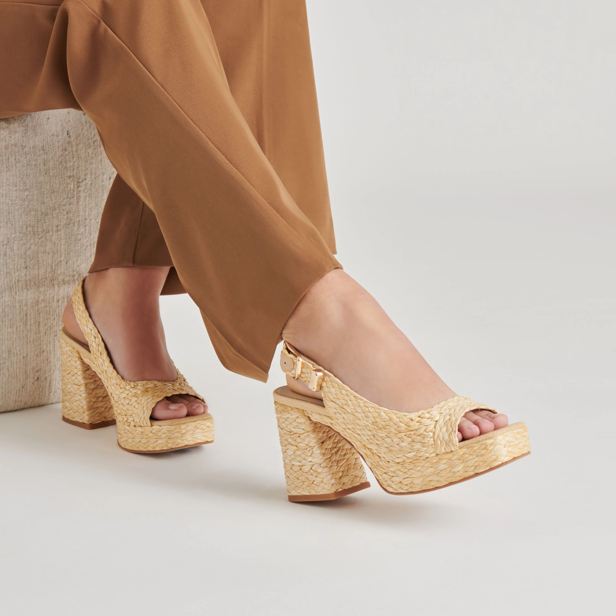 FLORES HEELS NATURAL RAFFIA Low Arch Glamorous Pumps