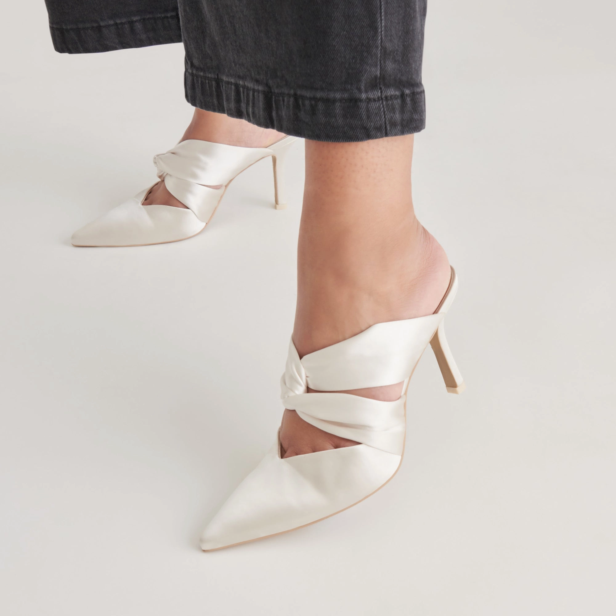 KELSY HEELS CREME SATIN Open Cut hypoallergenic