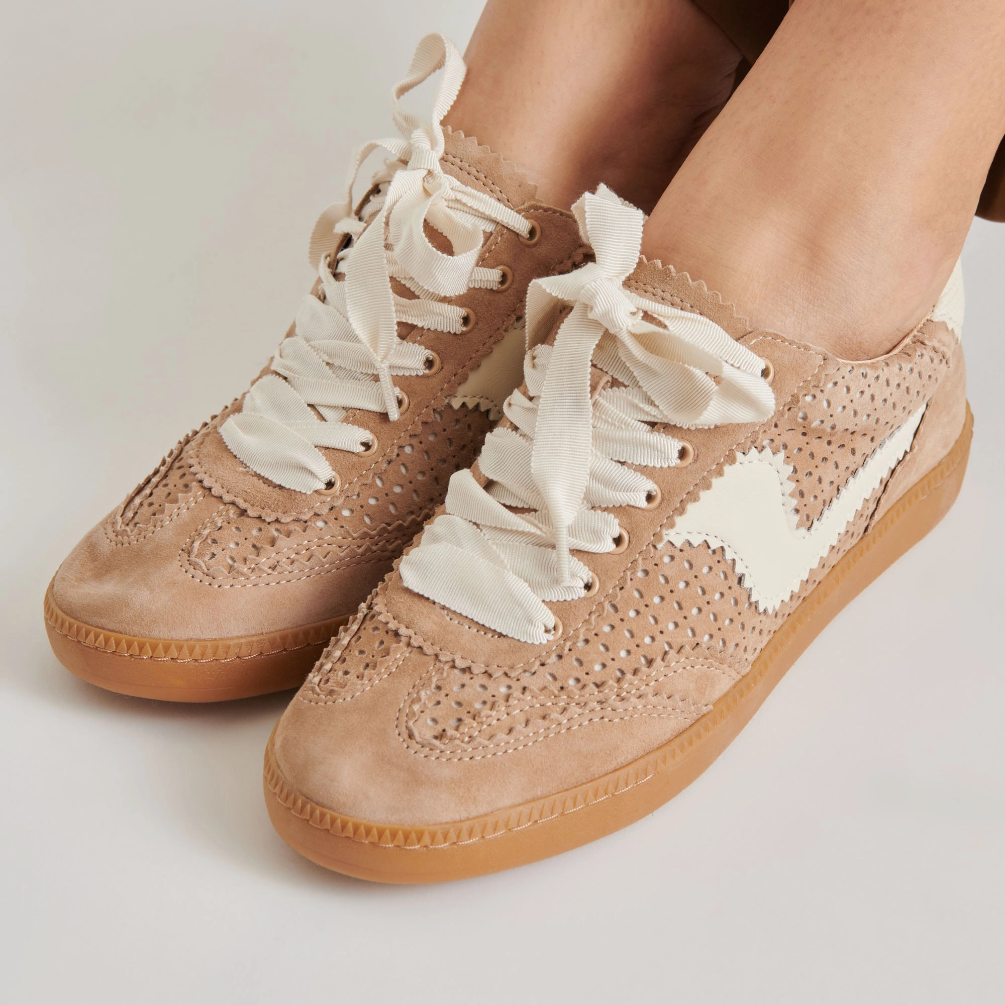 Arch Secure NOTICE EYELET PERF SNEAKERS CAMEL SUEDE