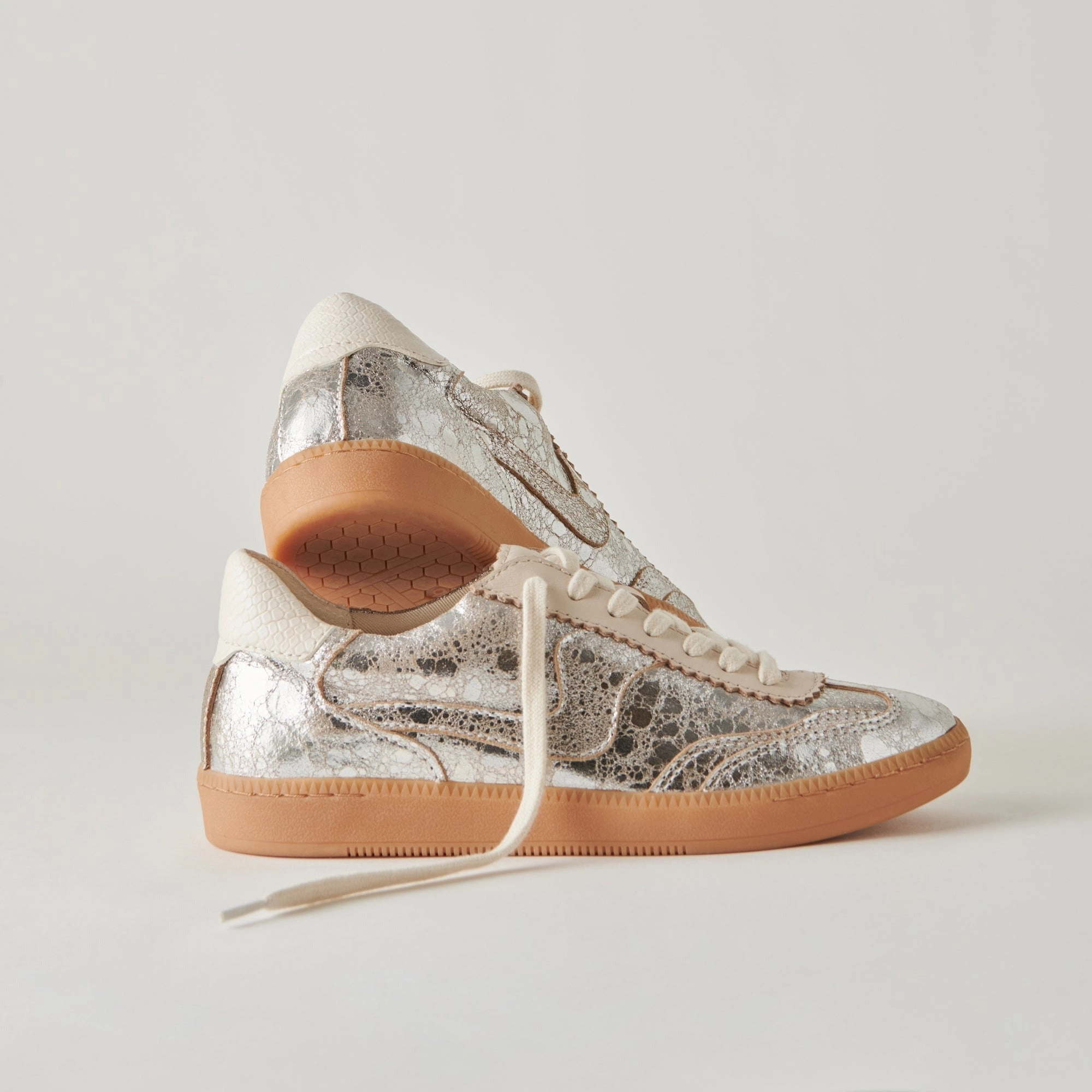 NOTICE SNEAKERS SILVER DISTRESSED LEATHER Motion Comfort