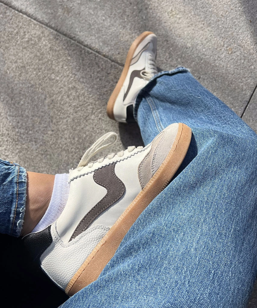 Minimalist Stitch Design Hyper Responsive Cushion NOTICE SNEAKERS WHITE GREY LEATHER