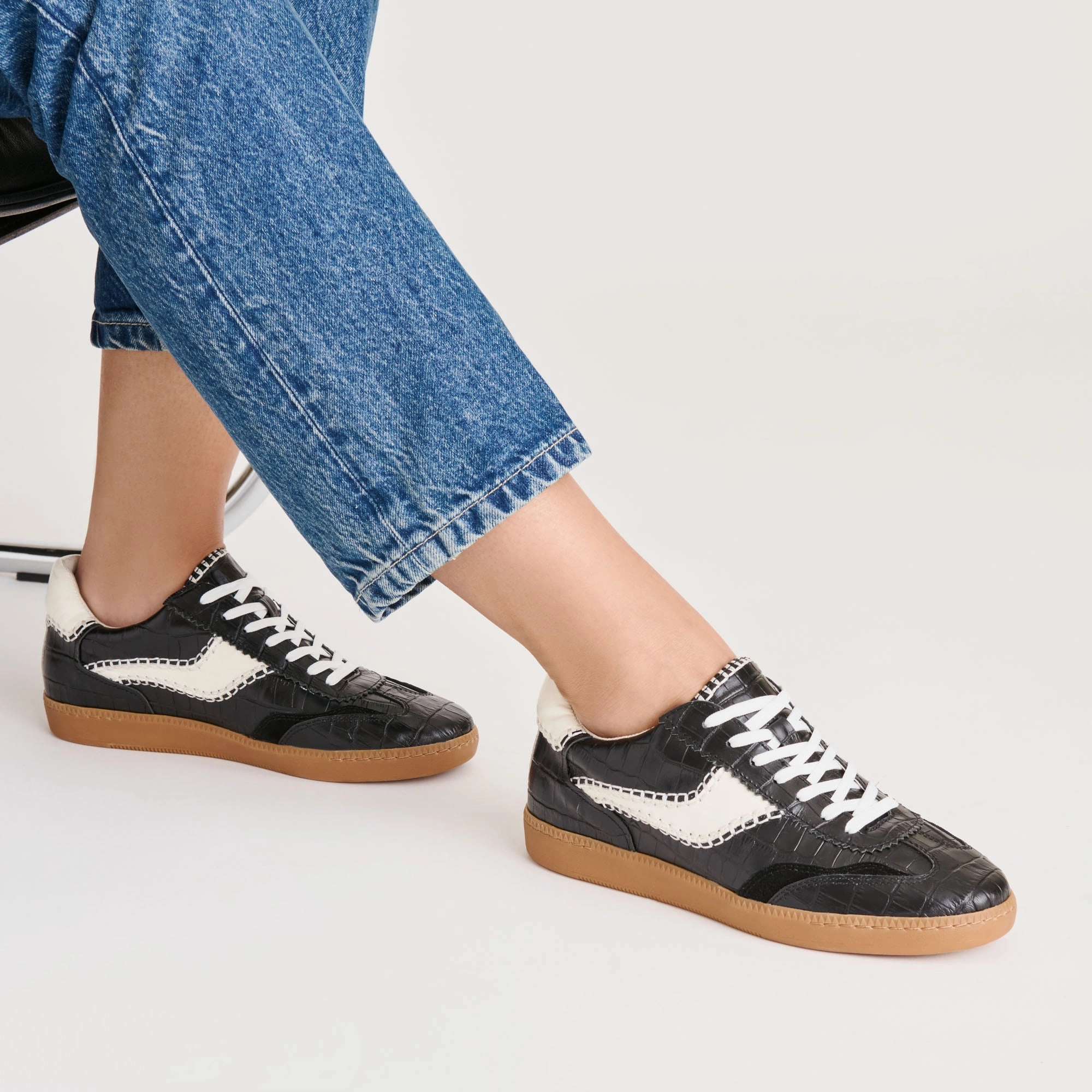 Snug Ankle Hugger NOTICE STITCH SNEAKERS NOIR CROCO EMBOSSED LEATHER