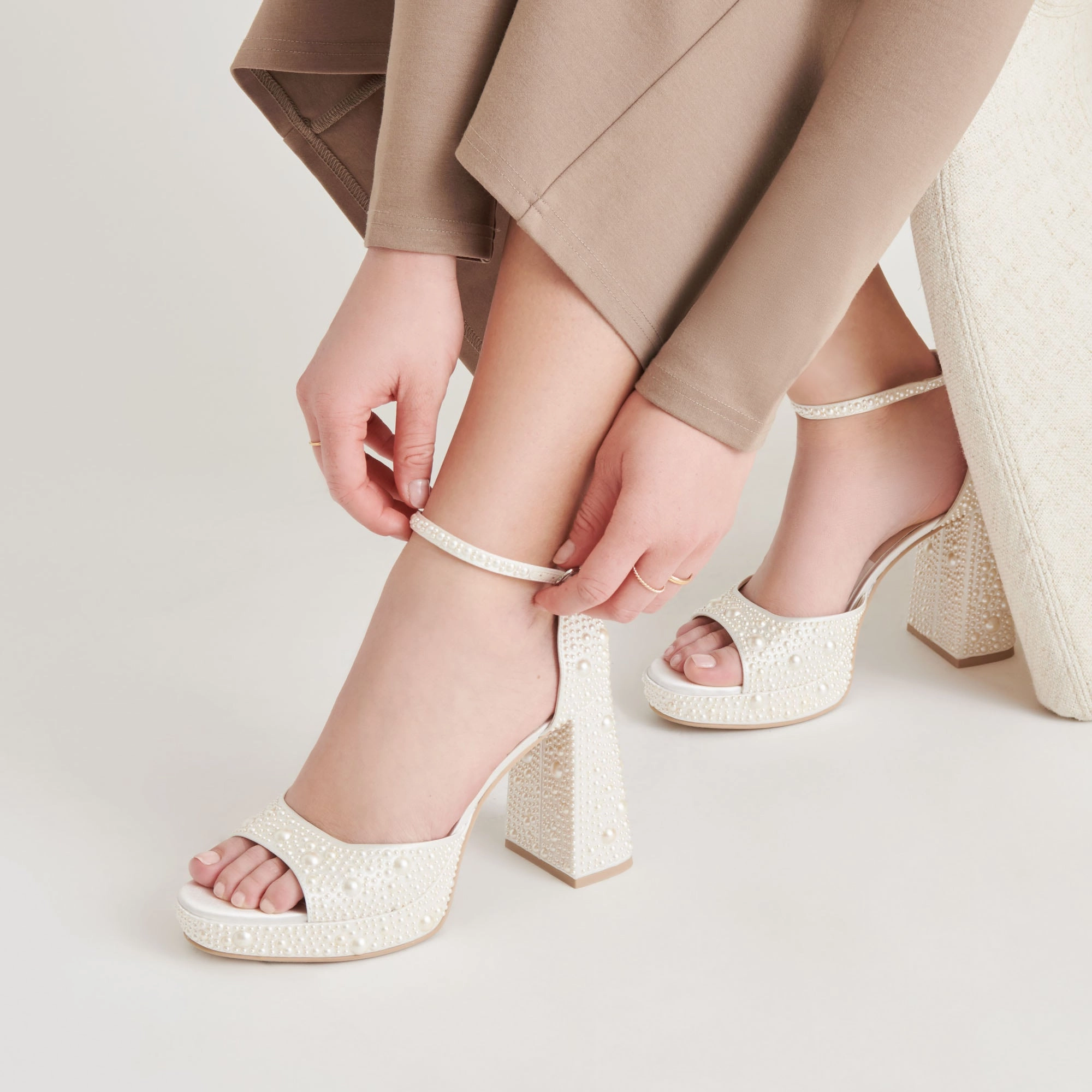 Posture Boost PANDRO PEARL HEELS TRUE WHITE SATIN