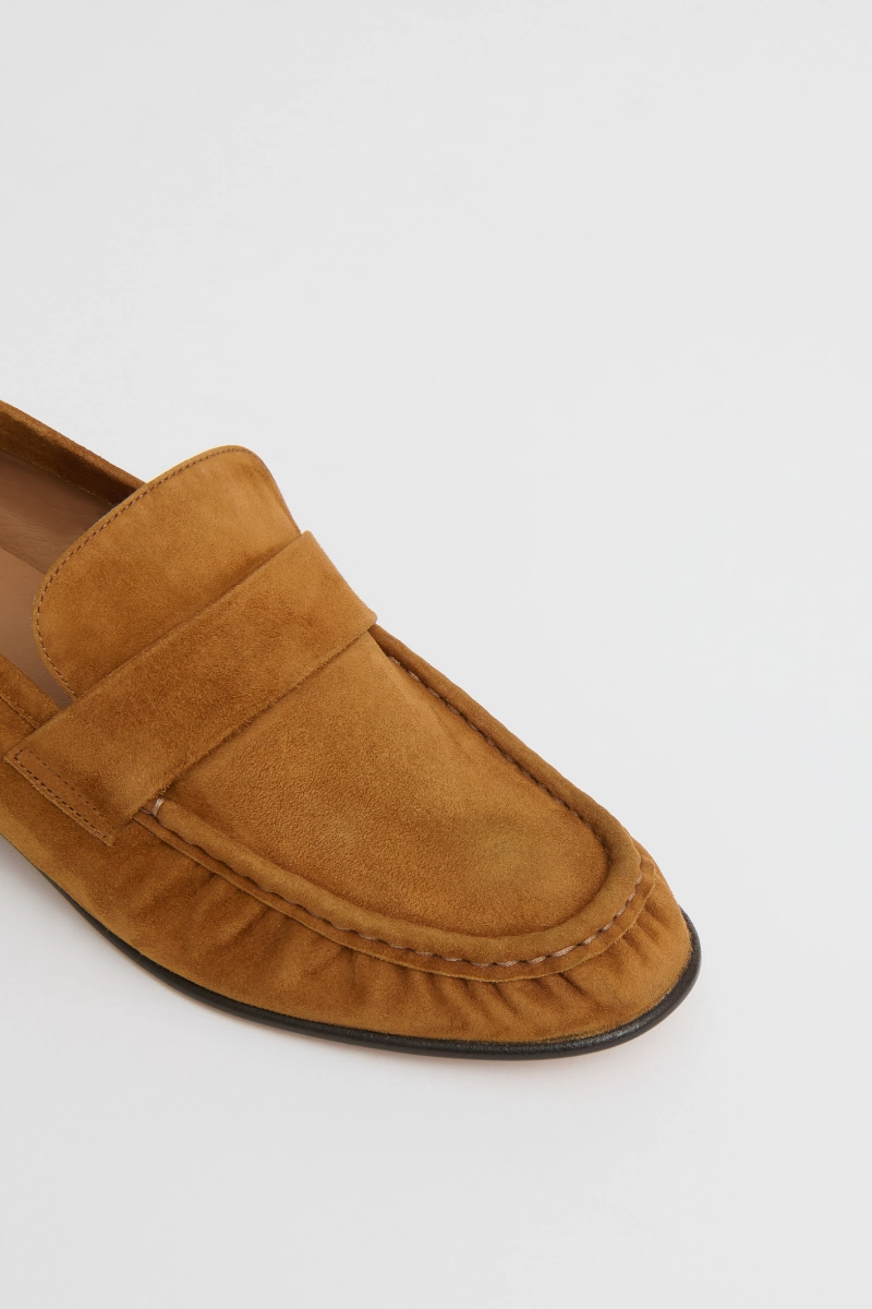 Airy Step Wild Glow Ruched Loafer