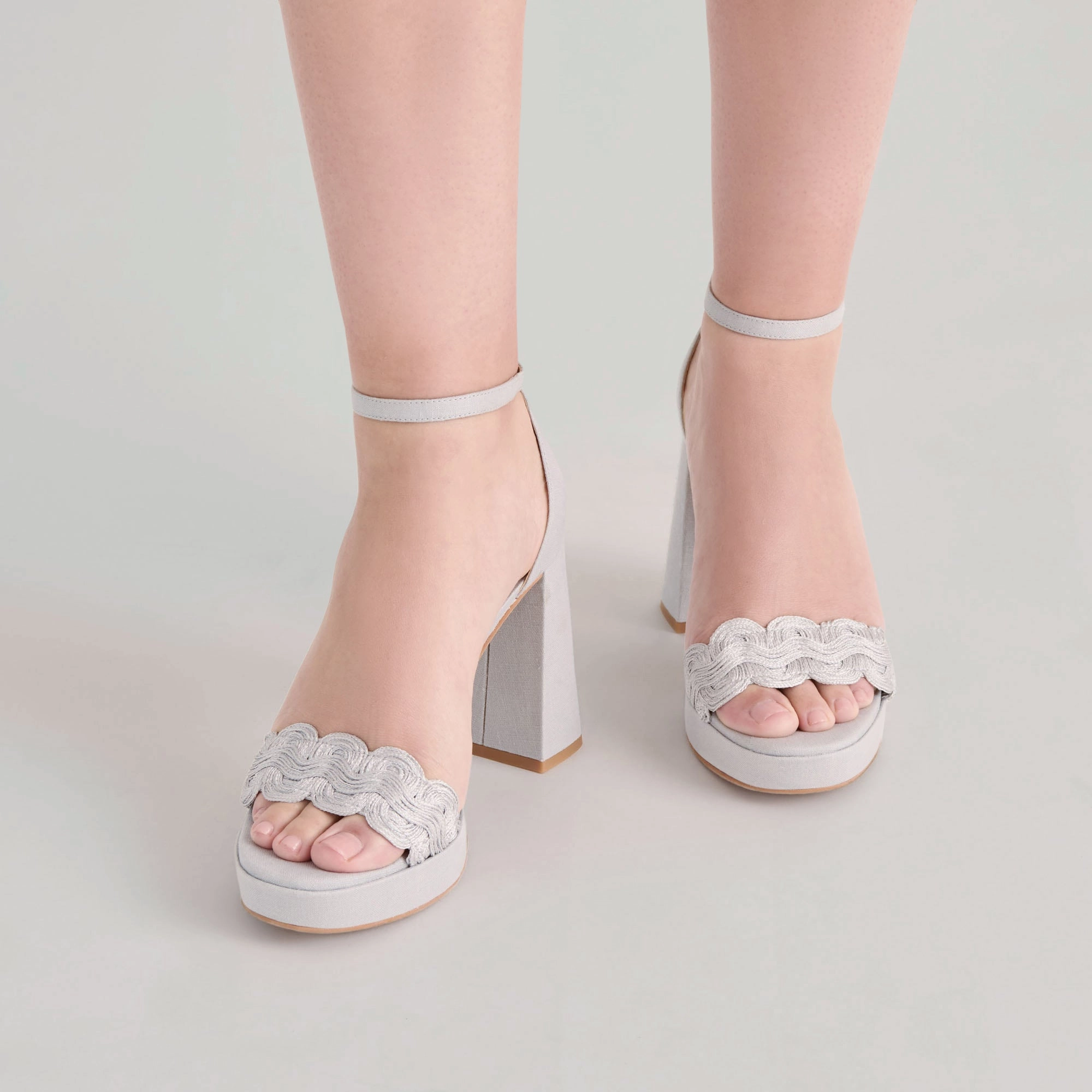 PELTIN HEELS GREY WOVEN RAFFIA Sleek Profile