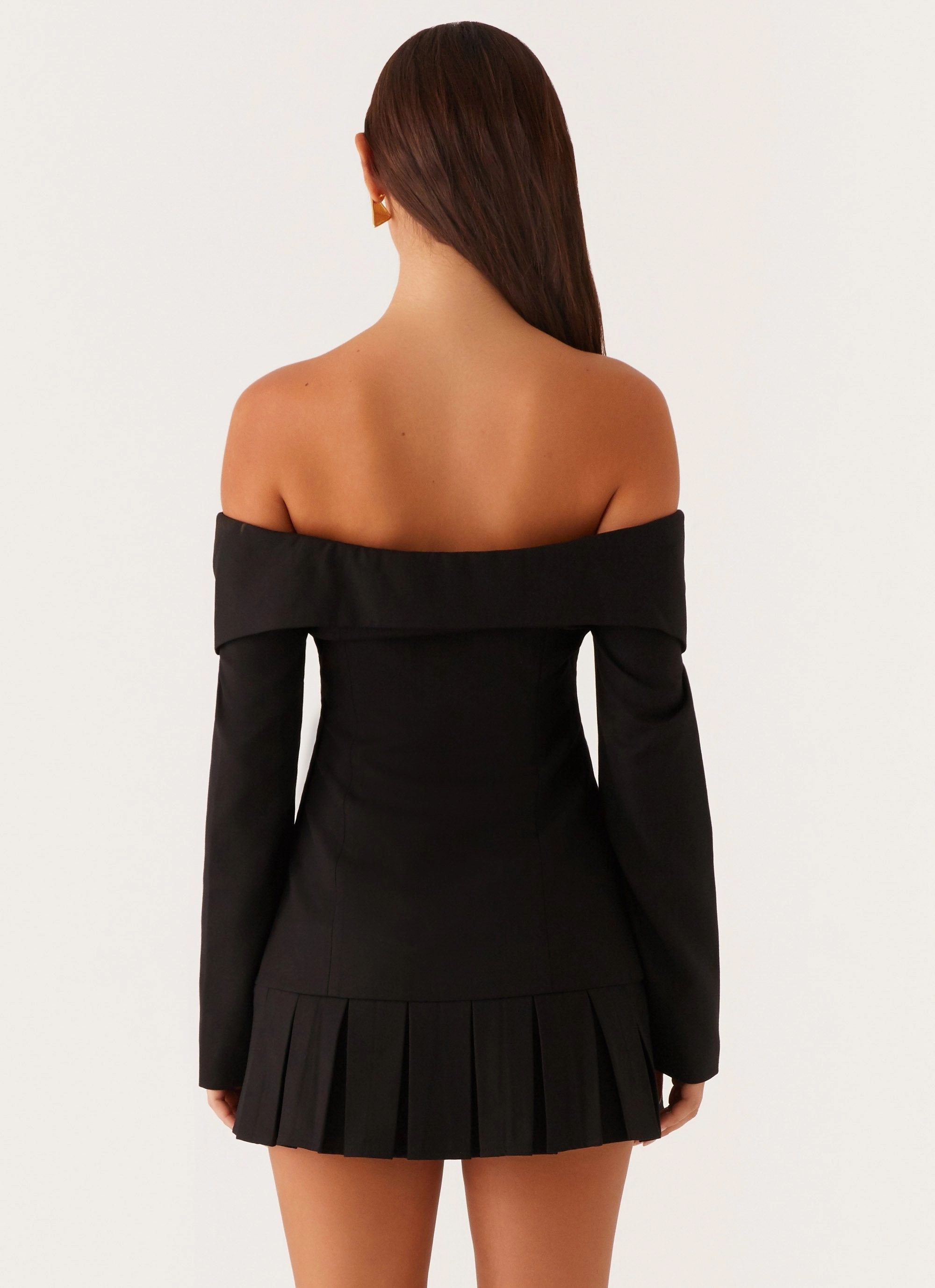 Playful and flirty dress Cool Draping Tarlisha Off Shoulder Long Sleeve Mini Dress - Black