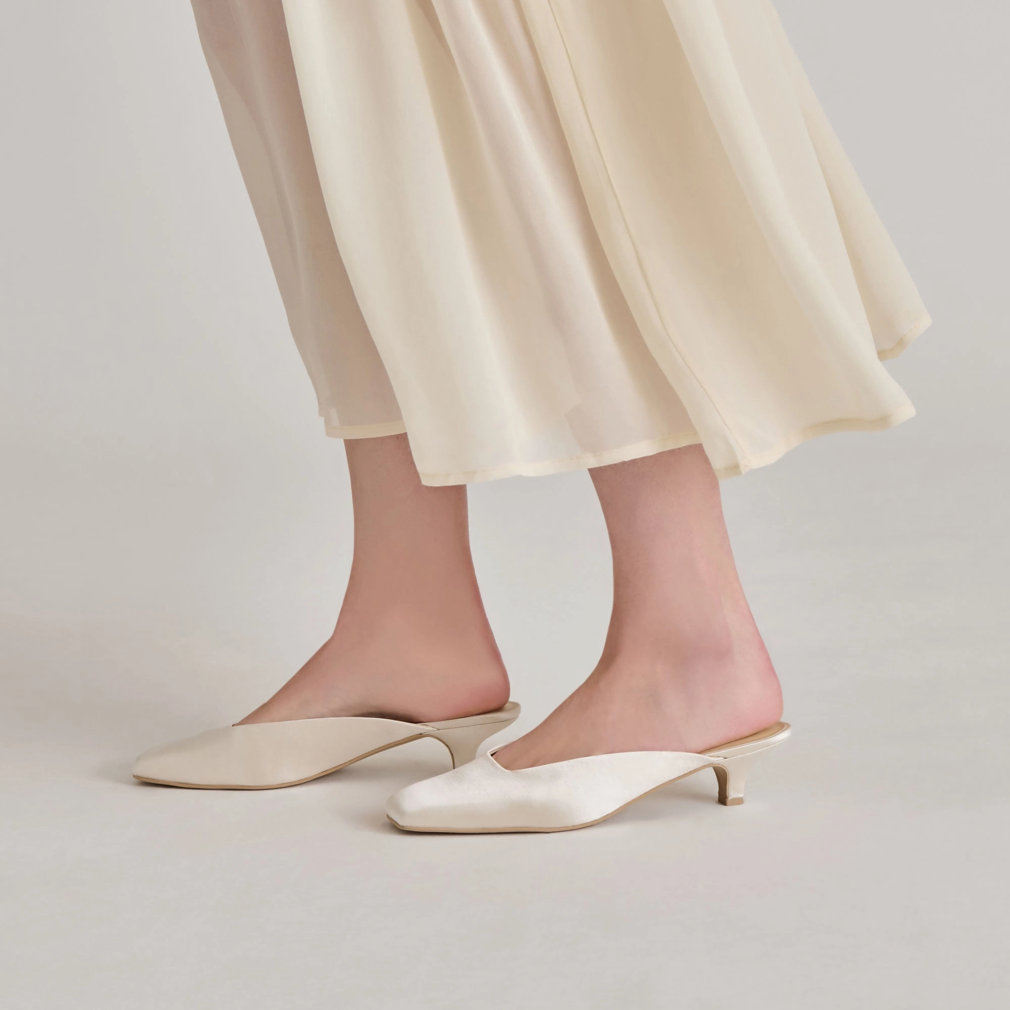 UMARA HEELS IVORY SATIN Premium Craft Low Arch